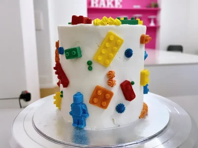 Immagine di una torta su misura, creata artigianalmente, rappresentando la dolcezza sartoriale per ogni occasione.